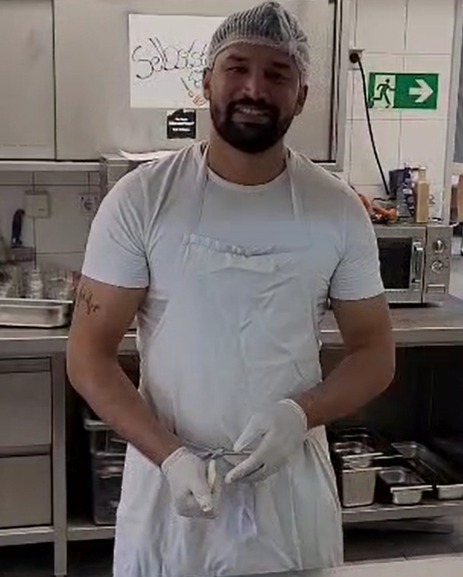 FILLA Teilnehmer Farhad arbeitet in einer Gastronomieküche