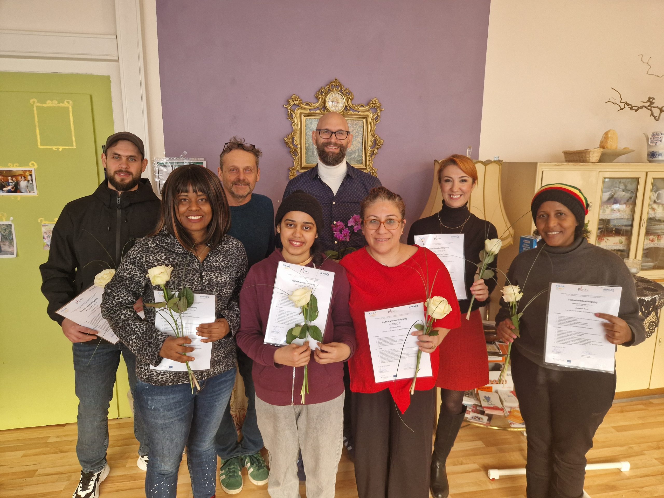 Abschluss Berufskurs FILLA 12.2025 Gruppenbild von Frauen und Männern bei der Zertifikatsfeier zum Abschluss des Berufskurses