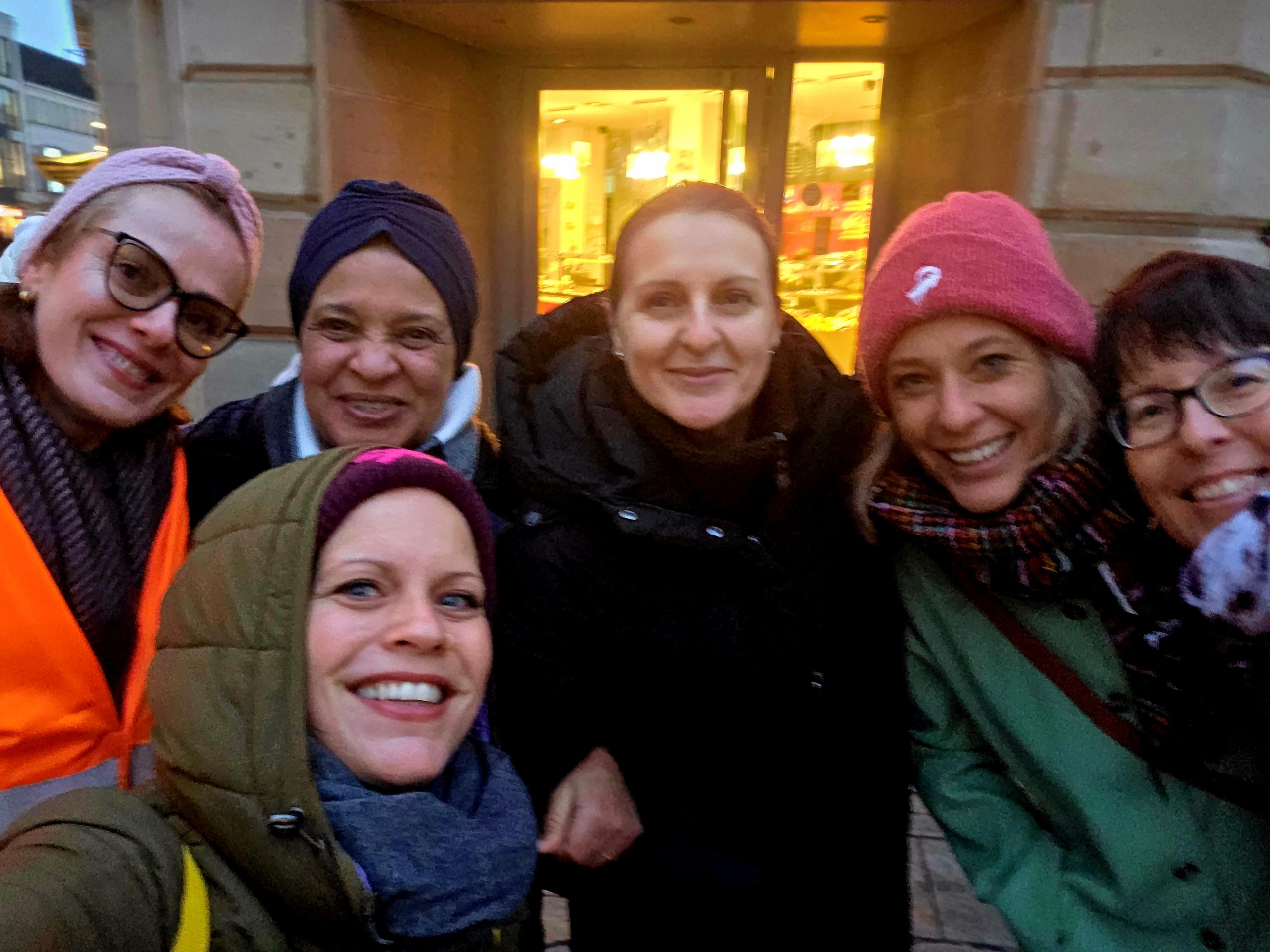 Gruppenbild von 6 Frauen, die in die Kamera lächeln