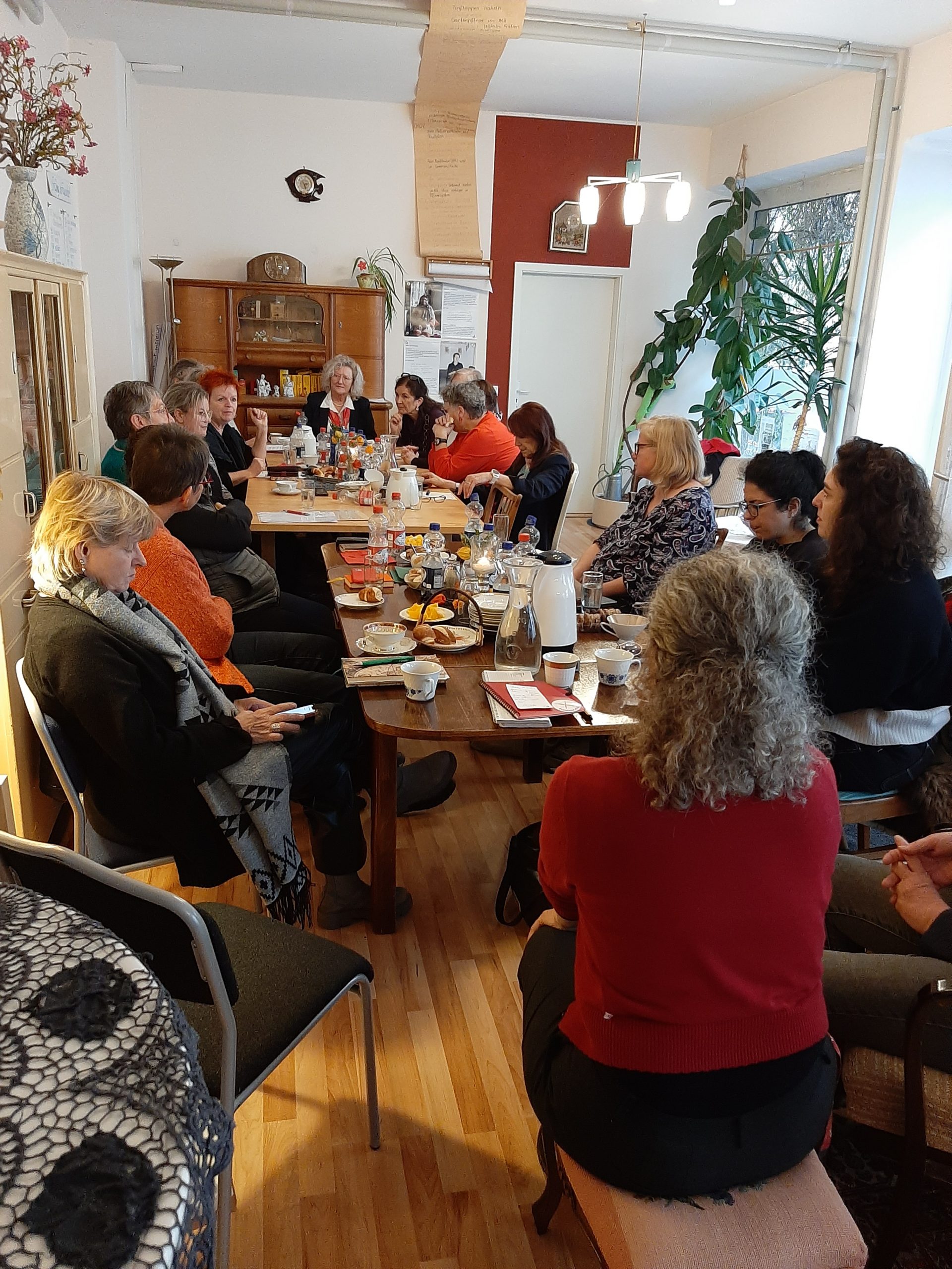 Frauenforum FILLA M17 12.2025 18 Frauen sitzen im Café beim Frauenforum
