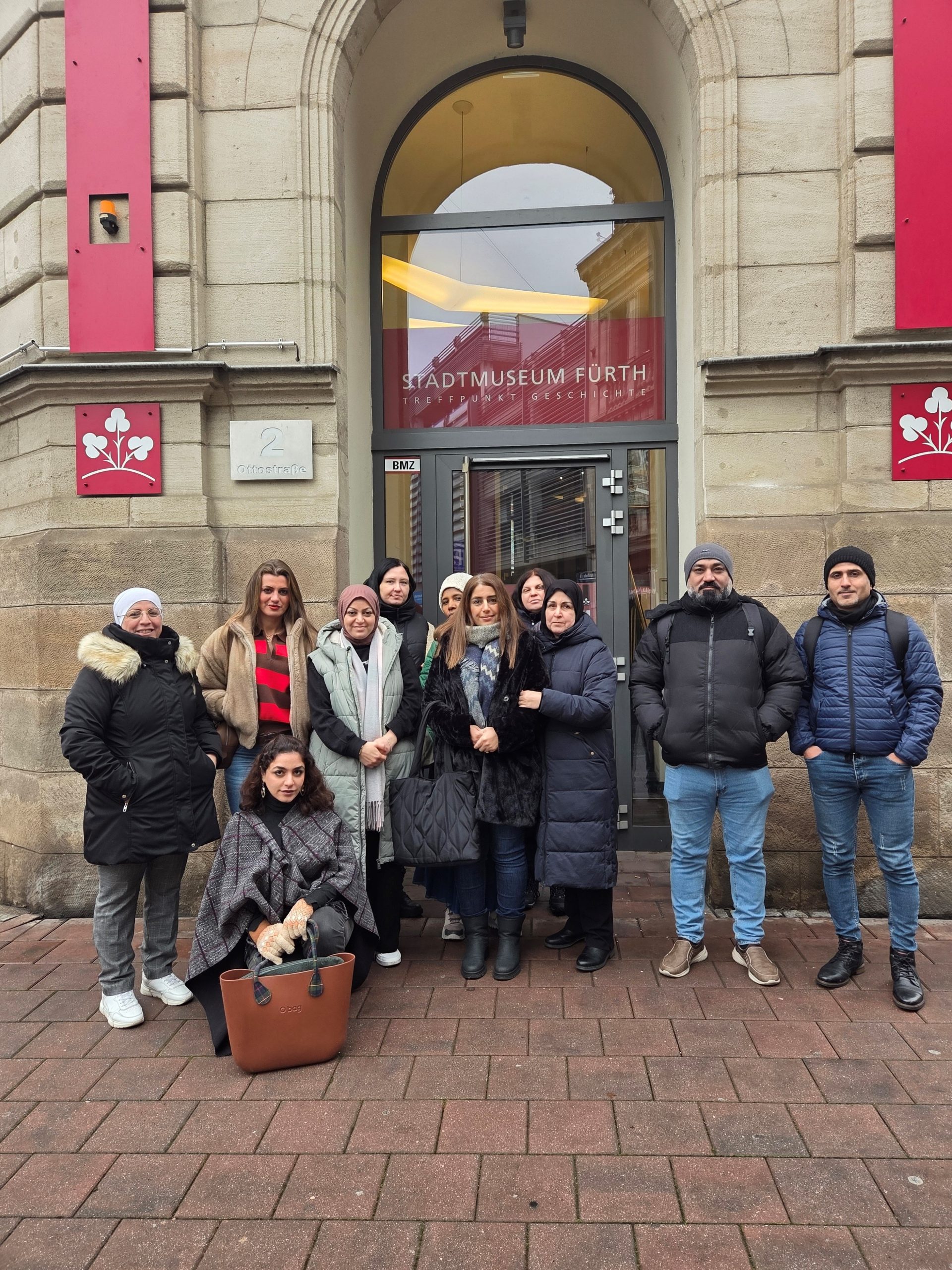 Eine Gruppe von Menschen posiert vor dem Eingang des Stadtmuseum Fürth