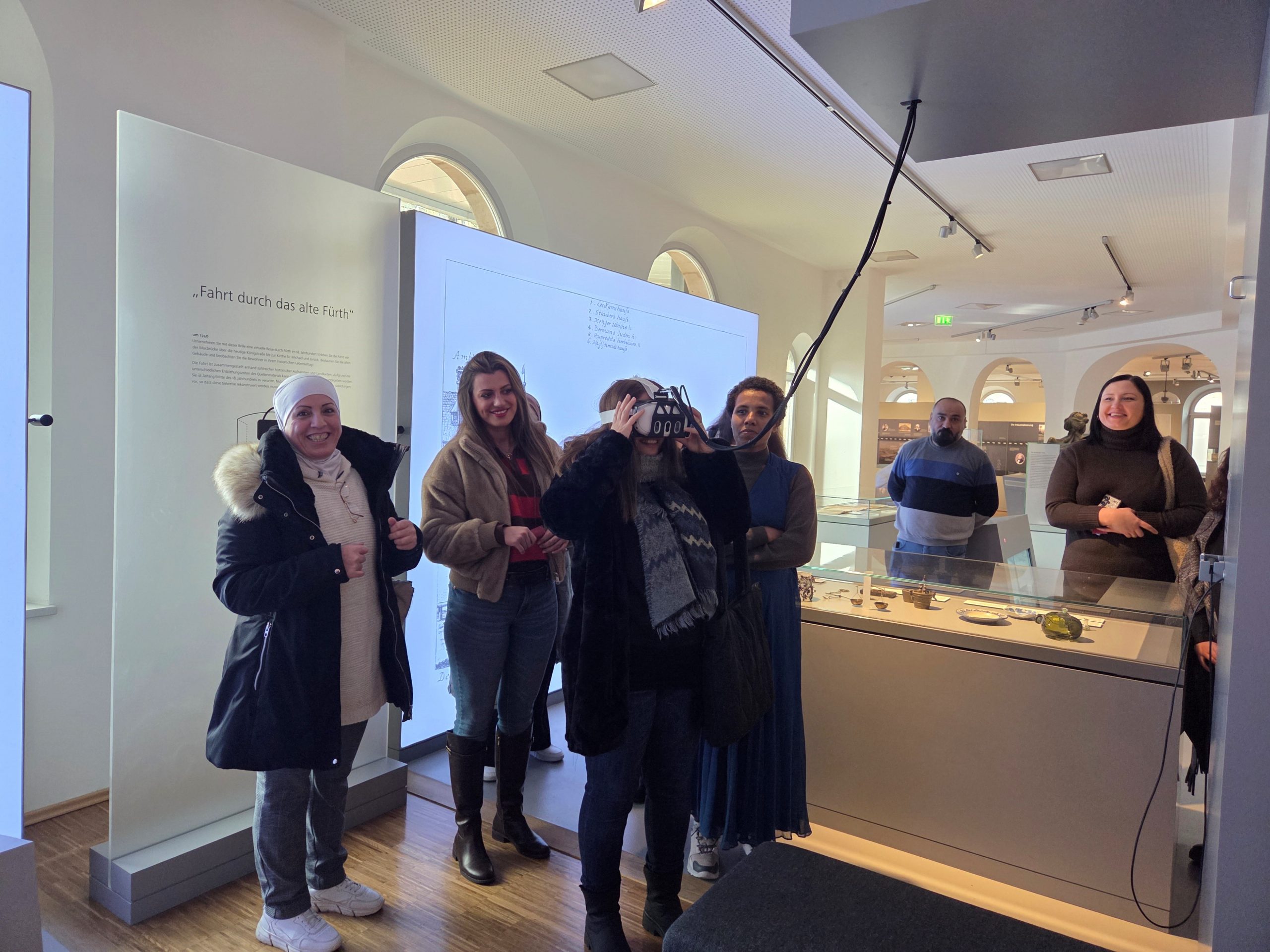 Eine Frau testet eine Virtual Reality Brille im Stadtmuseum Fürth